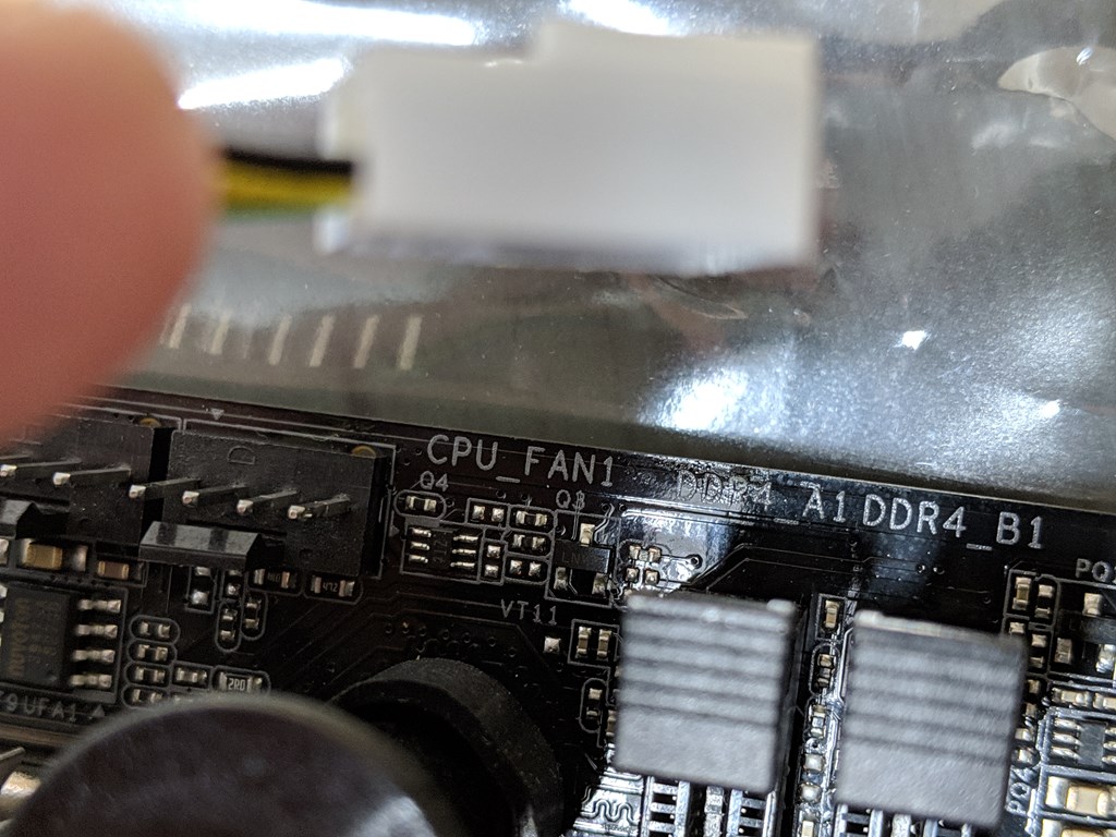 CPUクーラーの電源はマザーボード上の電源「FAN」と書いている場所から取ります