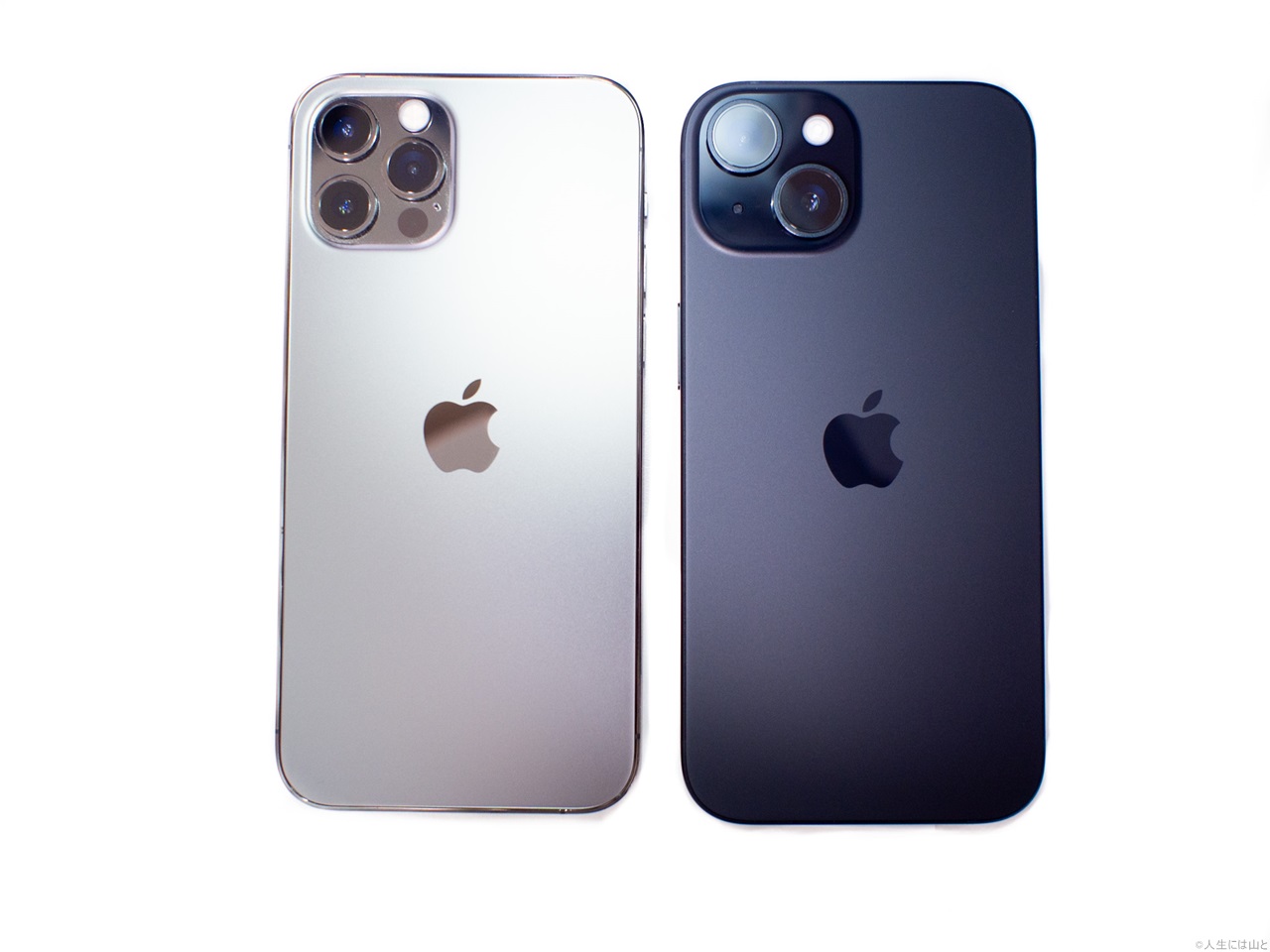 iPhone12ProとiPhone15のカメラユニットのサイズは同等