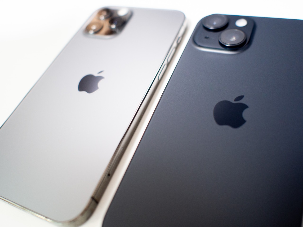 iPhone12ProとiPhone15