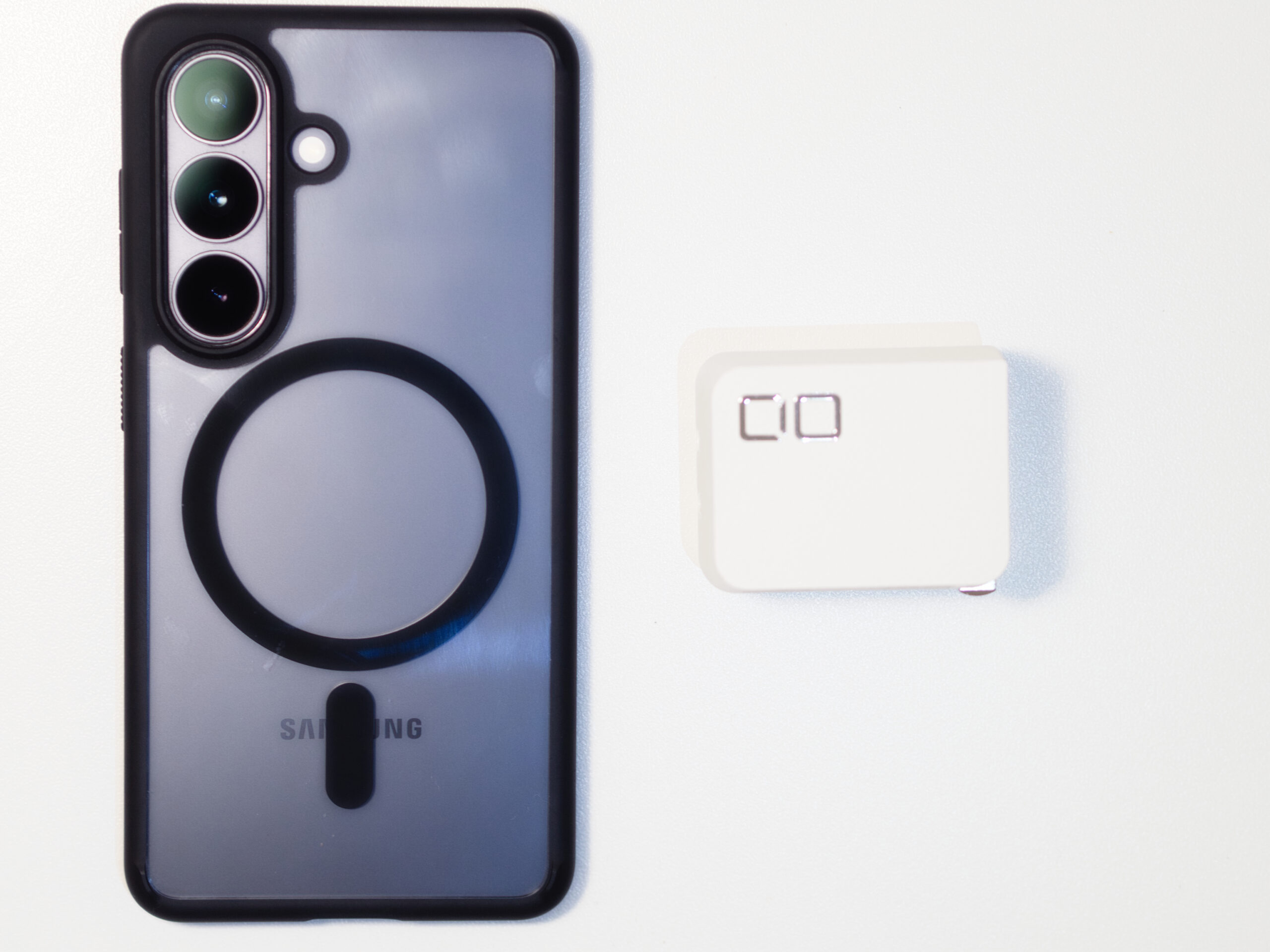 CIO NovaPort DUO IIとGalaxy S26のスマートフォンを並べたサイズ比較写真