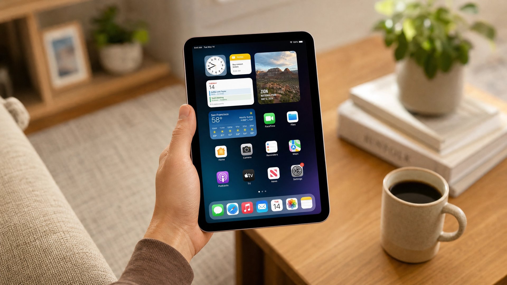 片手で iPad mini を持ち、ホーム画面のウィジェットが表示されている、8.3インチの絶妙な片手保持サイズ感