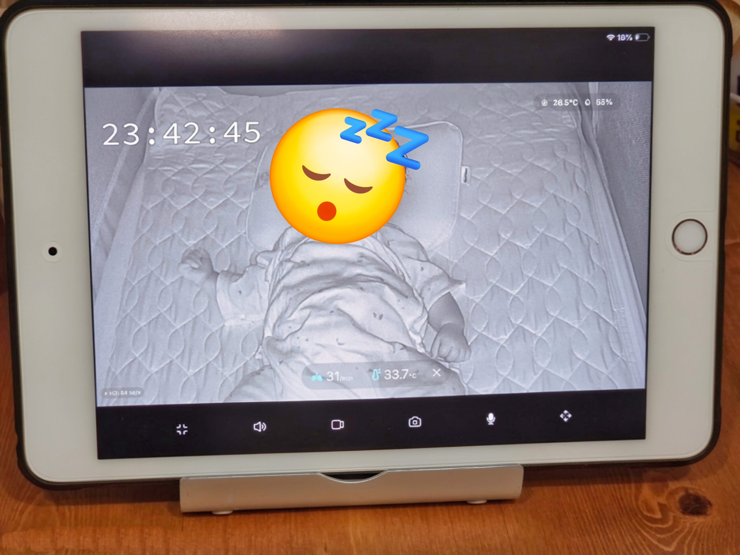 iPad mini 5のスタンドにSense-Uのベビーモニター映像を表示している様子