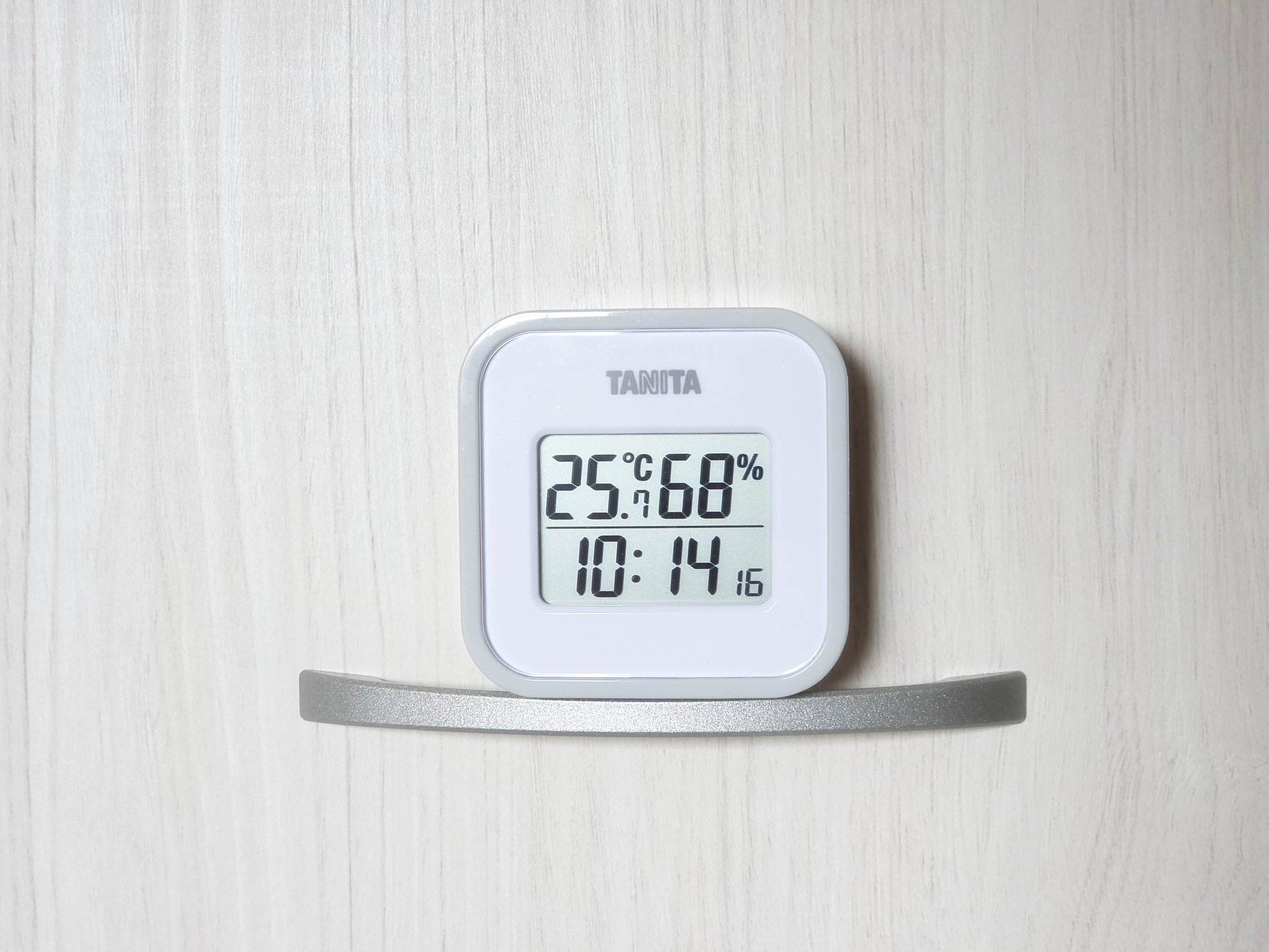 タニタの温湿度計TT-558の表示画面