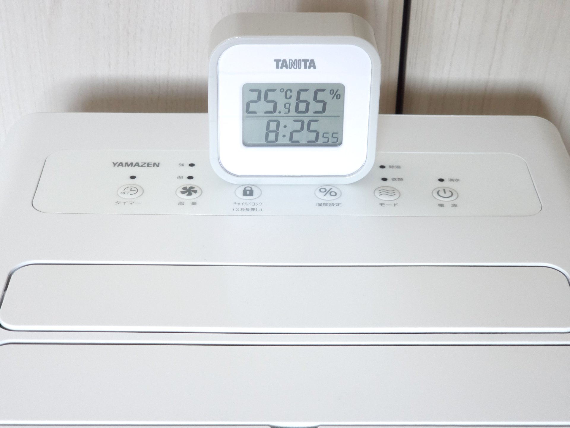 山善の除湿機の上に置かれたタニタTT-558