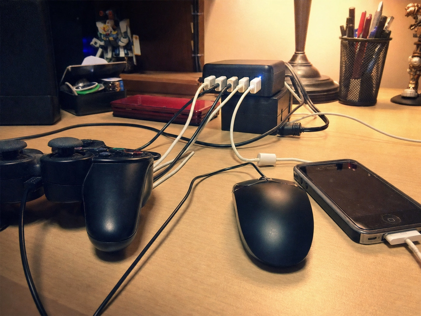 USB-A 5ポート充電器で複数デバイスを同時充電していた頃のデスク