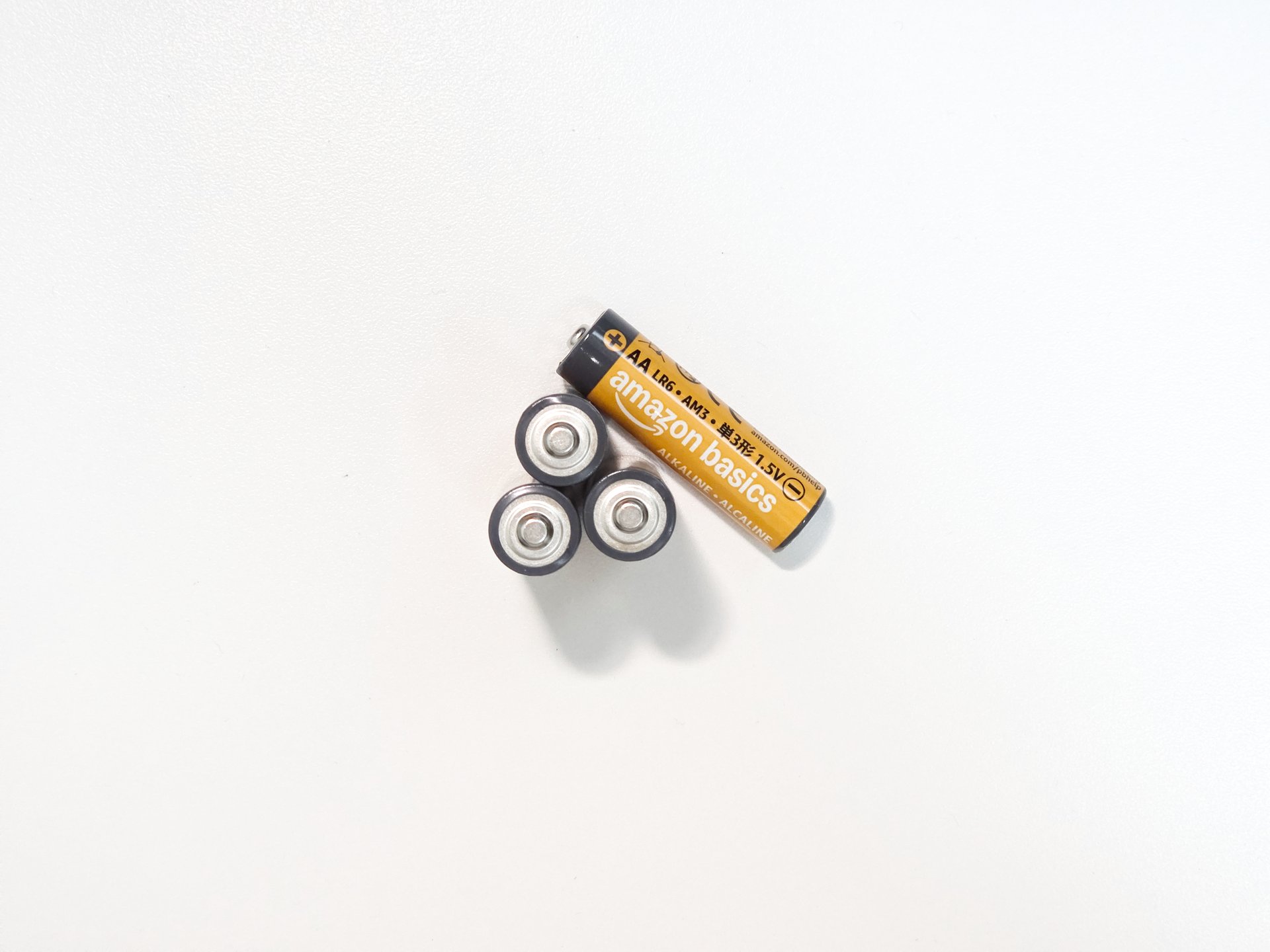 Amazonベーシック乾電池を装填した充電テストの様子
